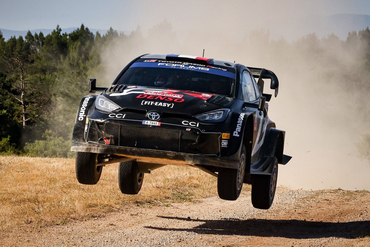 Ott Tänak y Sébastien Ogier mantienen el duelo en el Rally de Italia-Cerdeña mientras Thierry Neuville falla