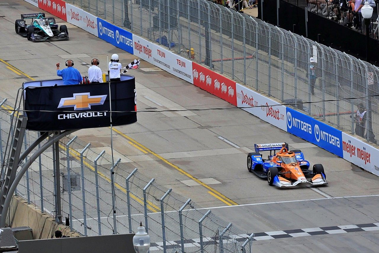 Scott Dixon emerge de nuevo en la chatarrería de Detroit; Palou pierde el liderato