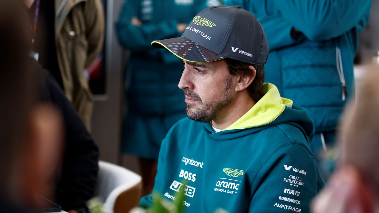 Cowell, Newey, Cardile… Fernando Alonso presume, pero le recuerda a Aston Martin lo más importante