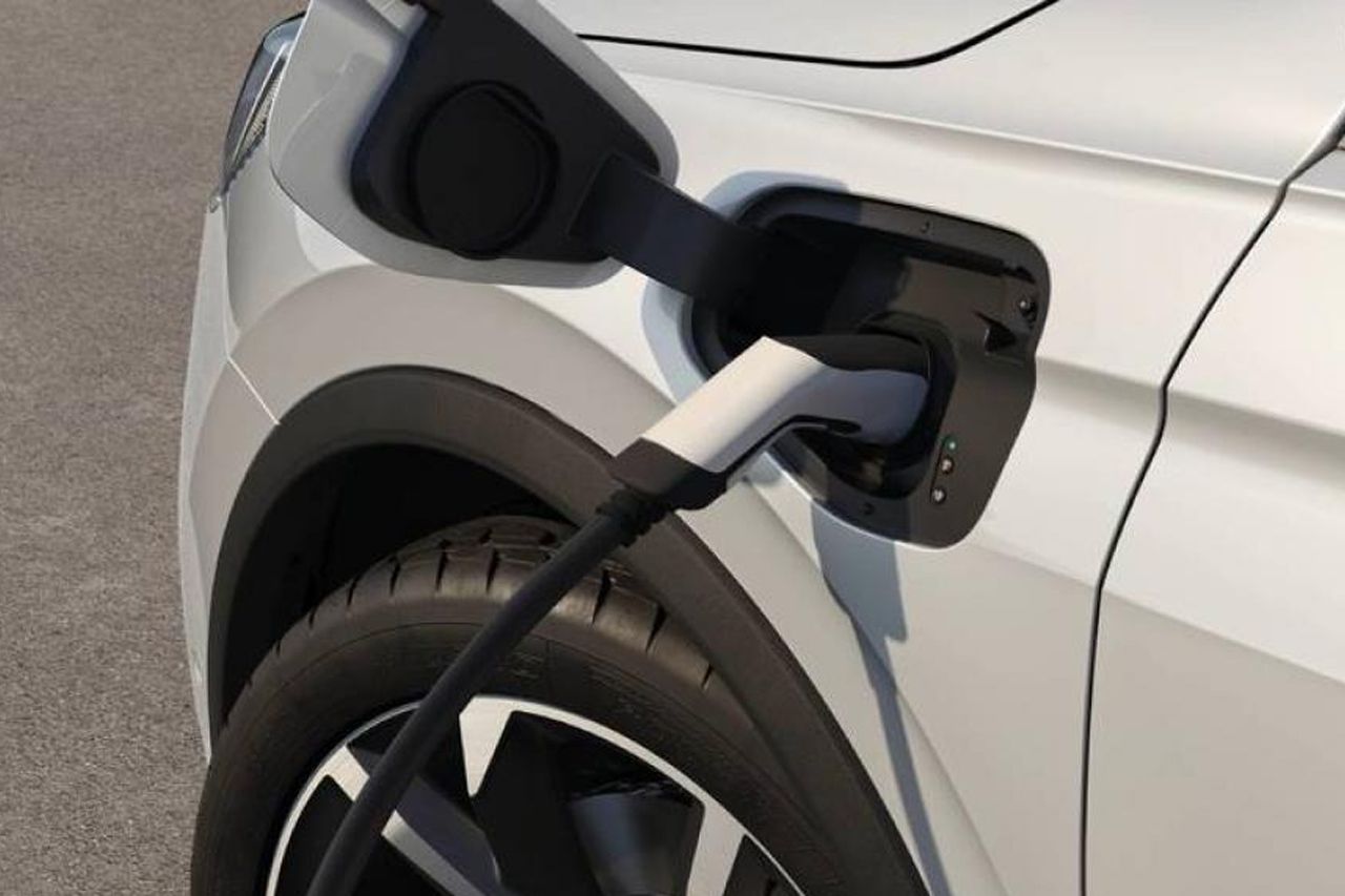 Si compras ahora un híbrido enchufable pagarás menos que en 2025. Por qué las nuevas reglas de la UE para los PHEV harán subir sus precios