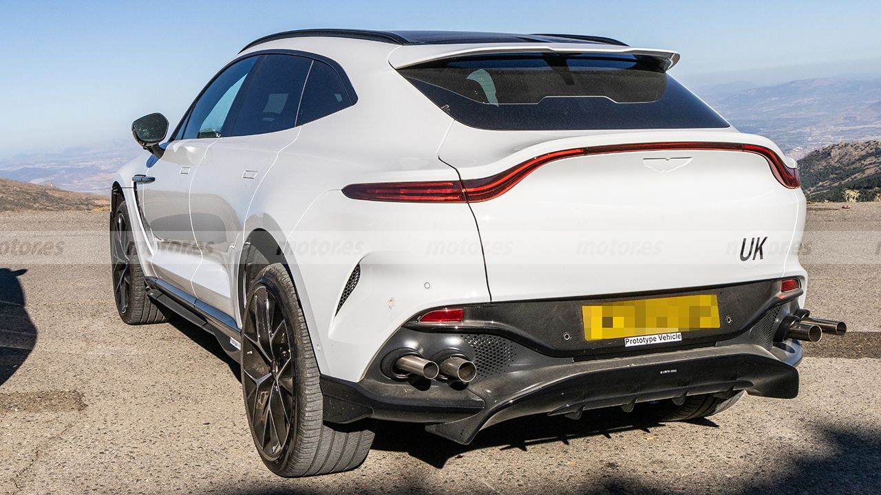 Aston Martin DBX Hybrid - foto espía posterior