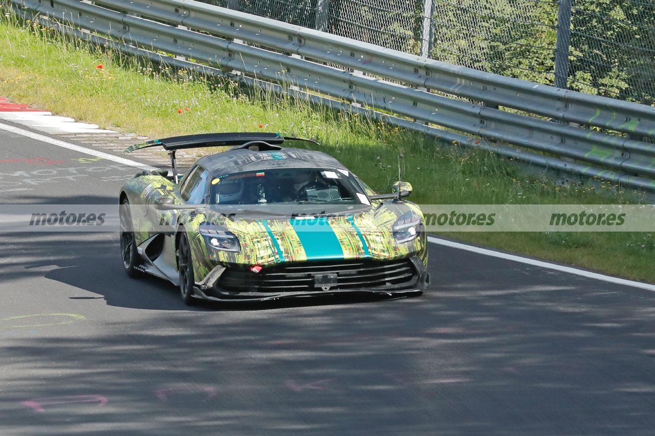 El Aston Martin Valhalla más radical da la sorpresa en estas fotos espía en Nürburgring, un hypercar híbrido de +1.000 CV