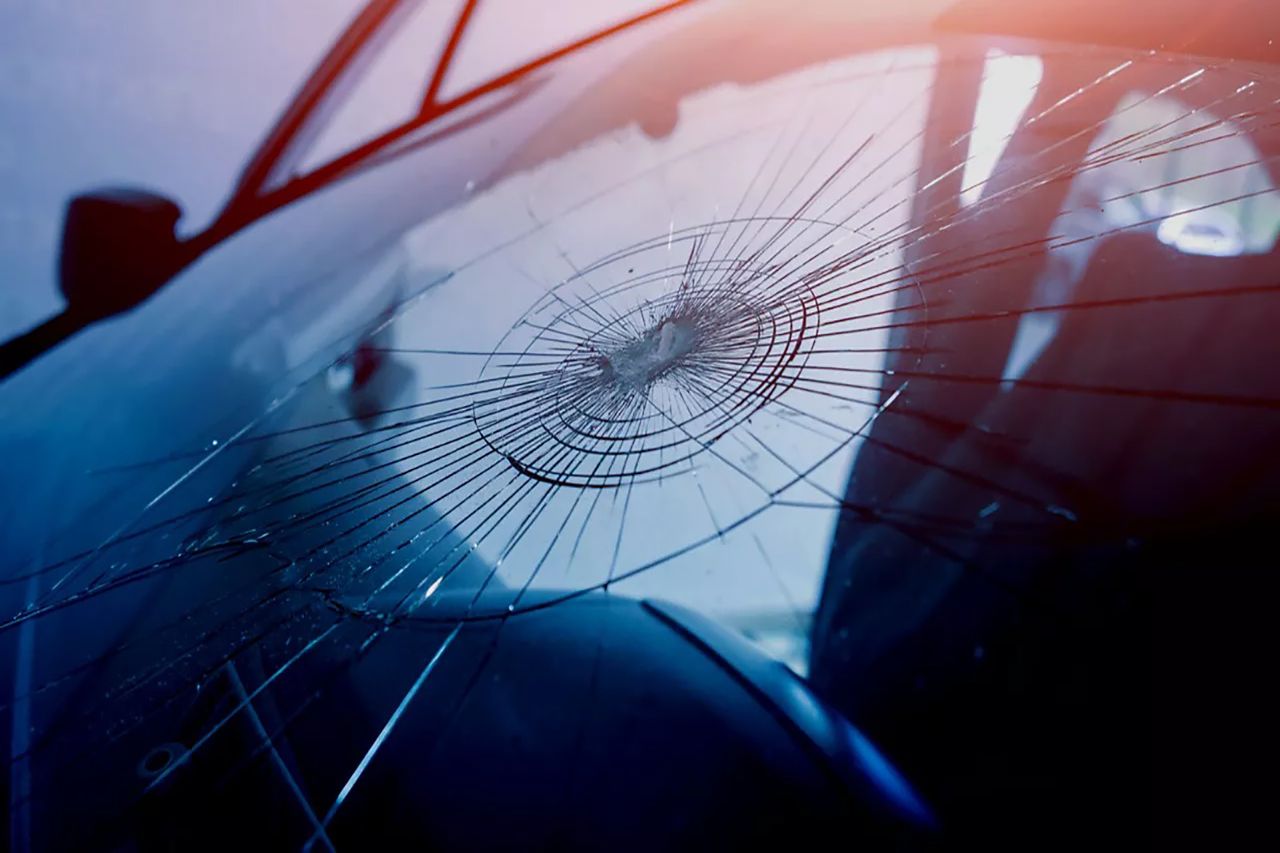 El parabrisas de tu coche es más que un simple cristal, es una pieza tecnológica que está poniendo patas arriba a las aseguradoras