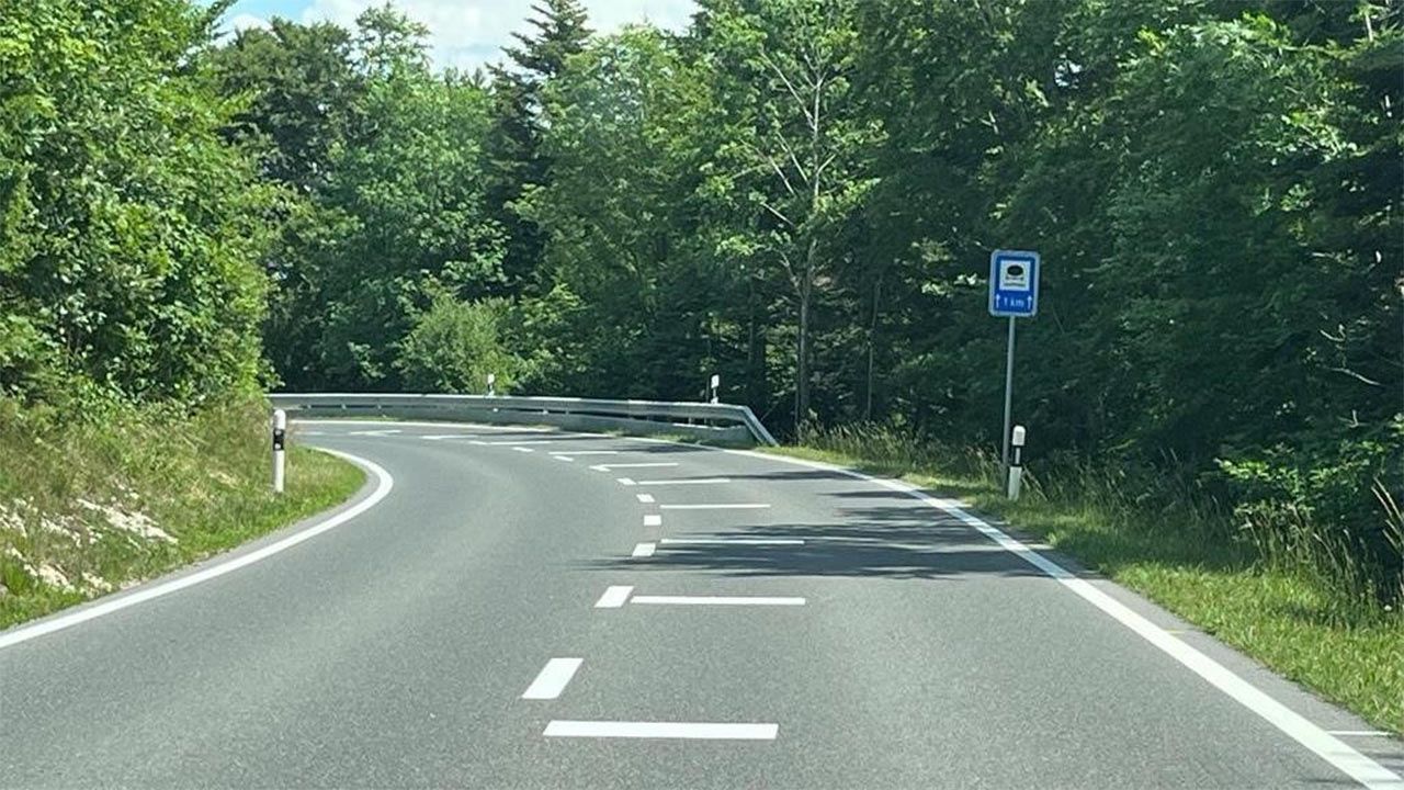 ¿Sabes lo que significan estas marcas viales en el asfalto? Así mejoran la seguridad en la carretera