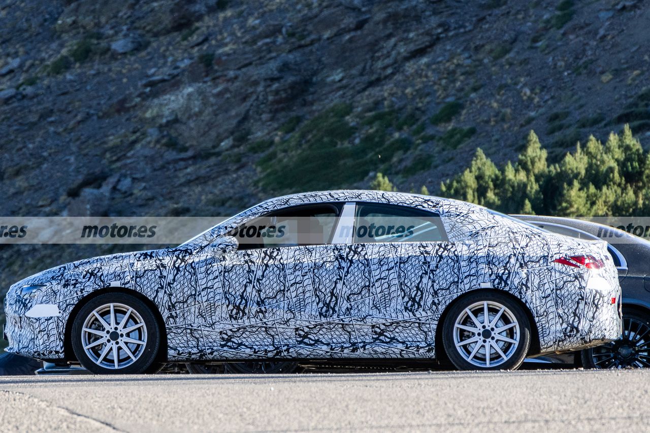 El Mercedes CLA 2025 vuelve a verse en pruebas y con nuevos detalles a la vista, la berlina romperá moldes también en USA 