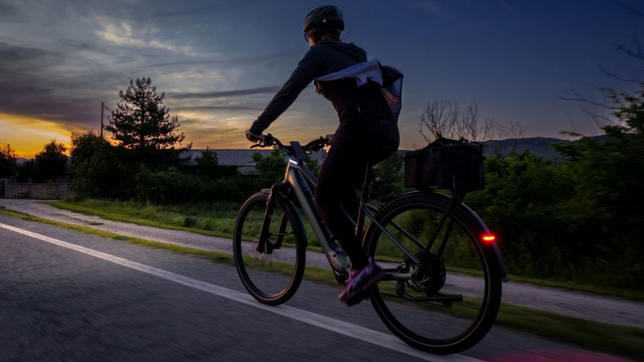 Multa por circular con una bicicleta sin luces por la noche (y te pueden caer 12 más)