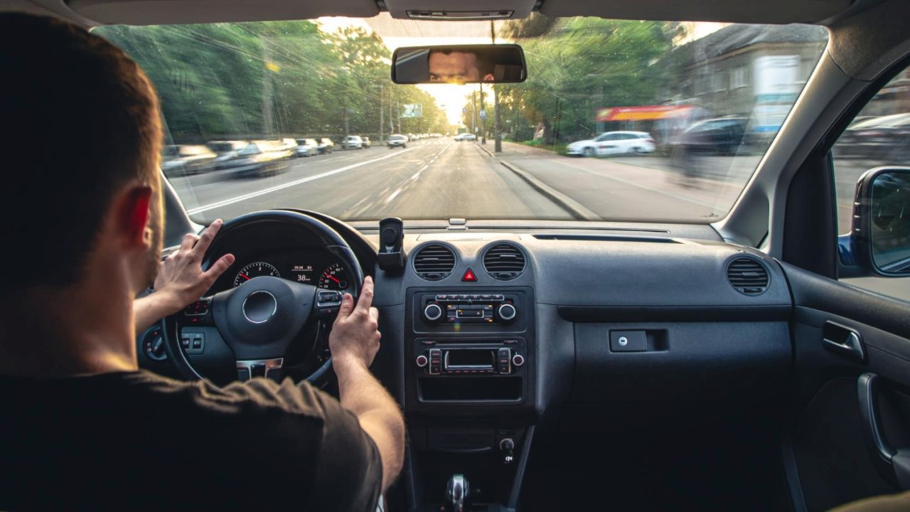 La multa más cara que pone la DGT no es por conducir de forma incorrecta, sino por llevar este objeto en el coche