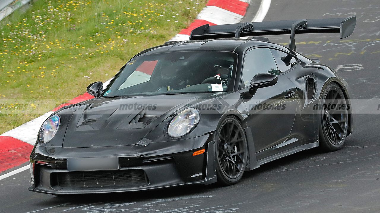 El nuevo Porsche 911 GT3 RS 2025 es cazado a su paso por Nürburgring luciendo un extremo kit de carrocería