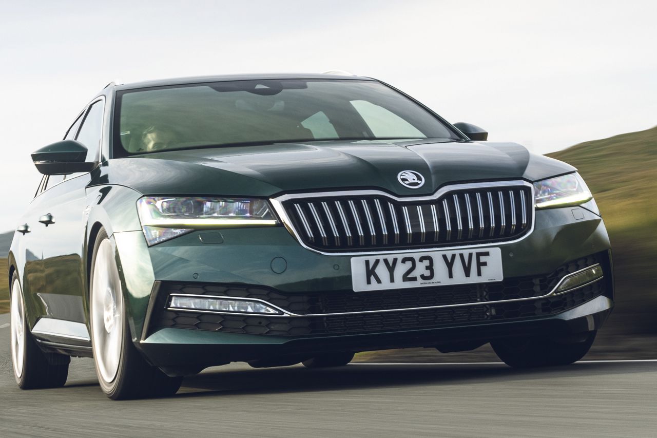 Este Skoda Superb Combi es el más potente jamás construido, casi 500 CV a bordo del familiar checo que no podrás comprar