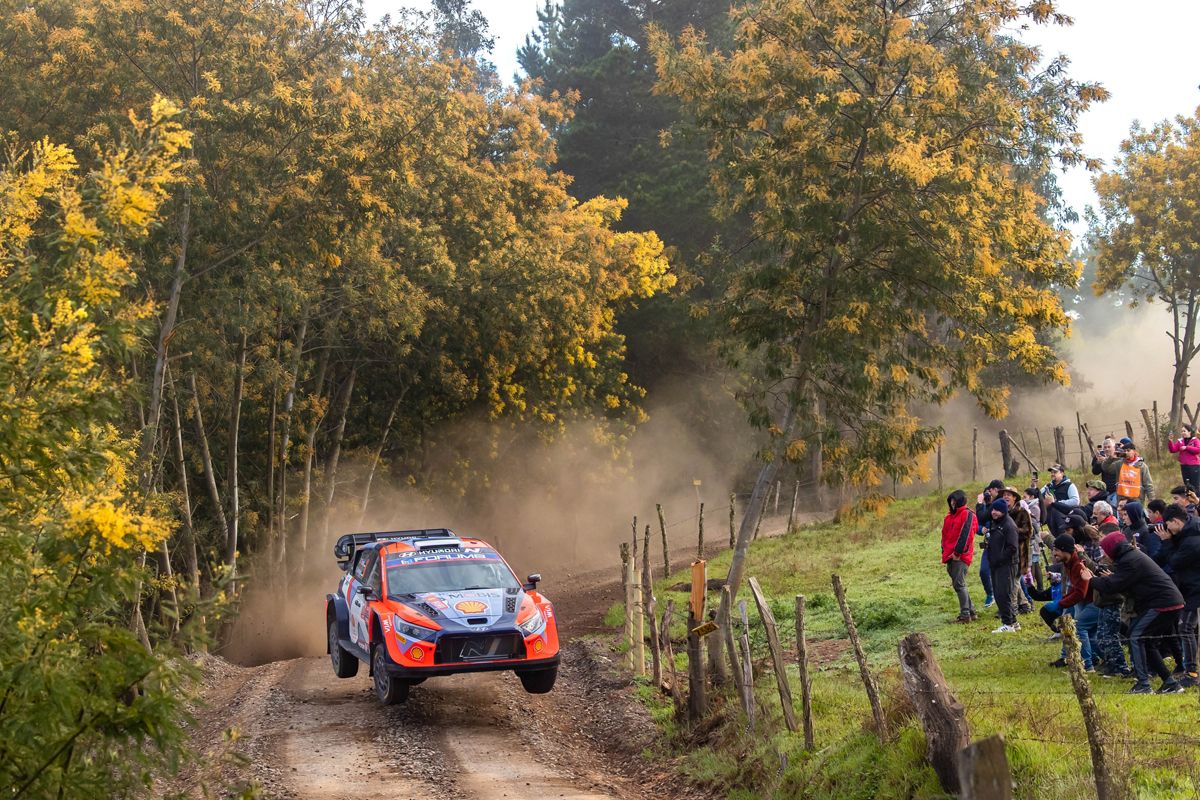 Elfyn Evans lidera el Rally de Chile ante la presión de Ott Tänak tras el primer día de competición