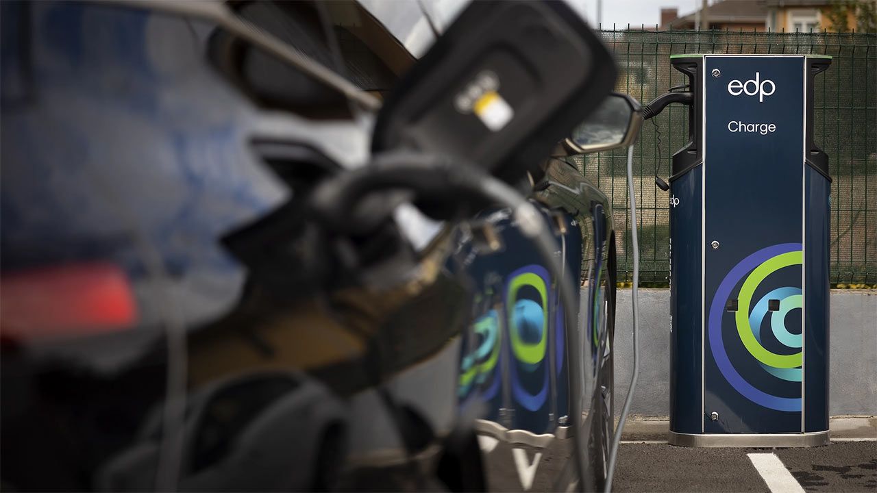 España necesita urgentemente cargadores rápidos para coches eléctricos y esta marca acude al rescate con el primero de 350 kW