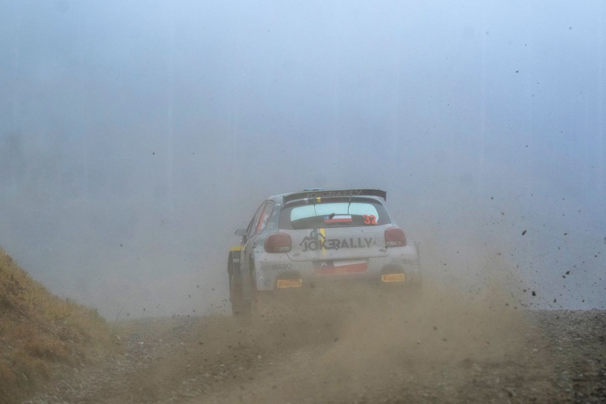 Kalle Rovanperä arrebata el liderato del Rally de Chile a Elfyn Evans con un gran pilotaje bajo la niebla