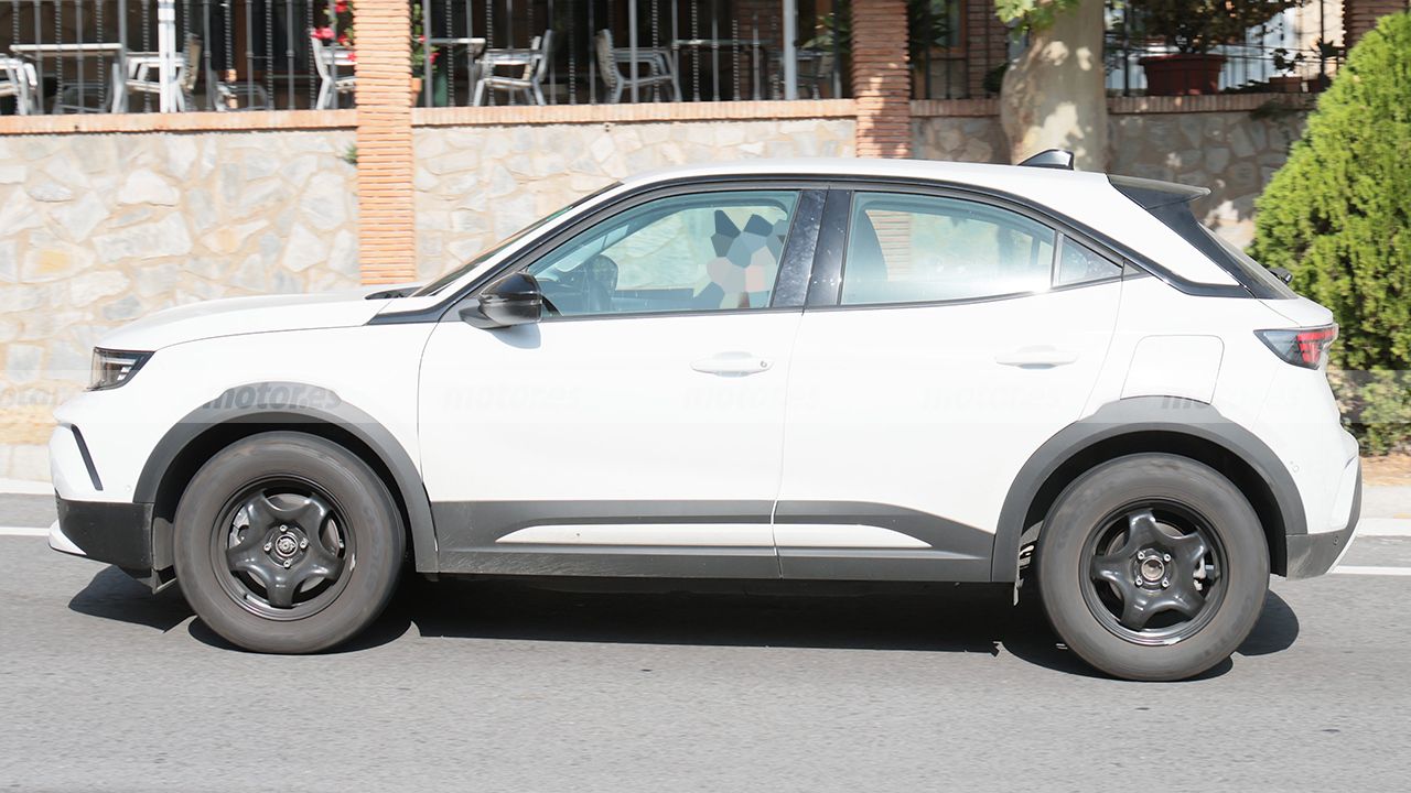 Opel Mokka 2025 - foto espía lateral