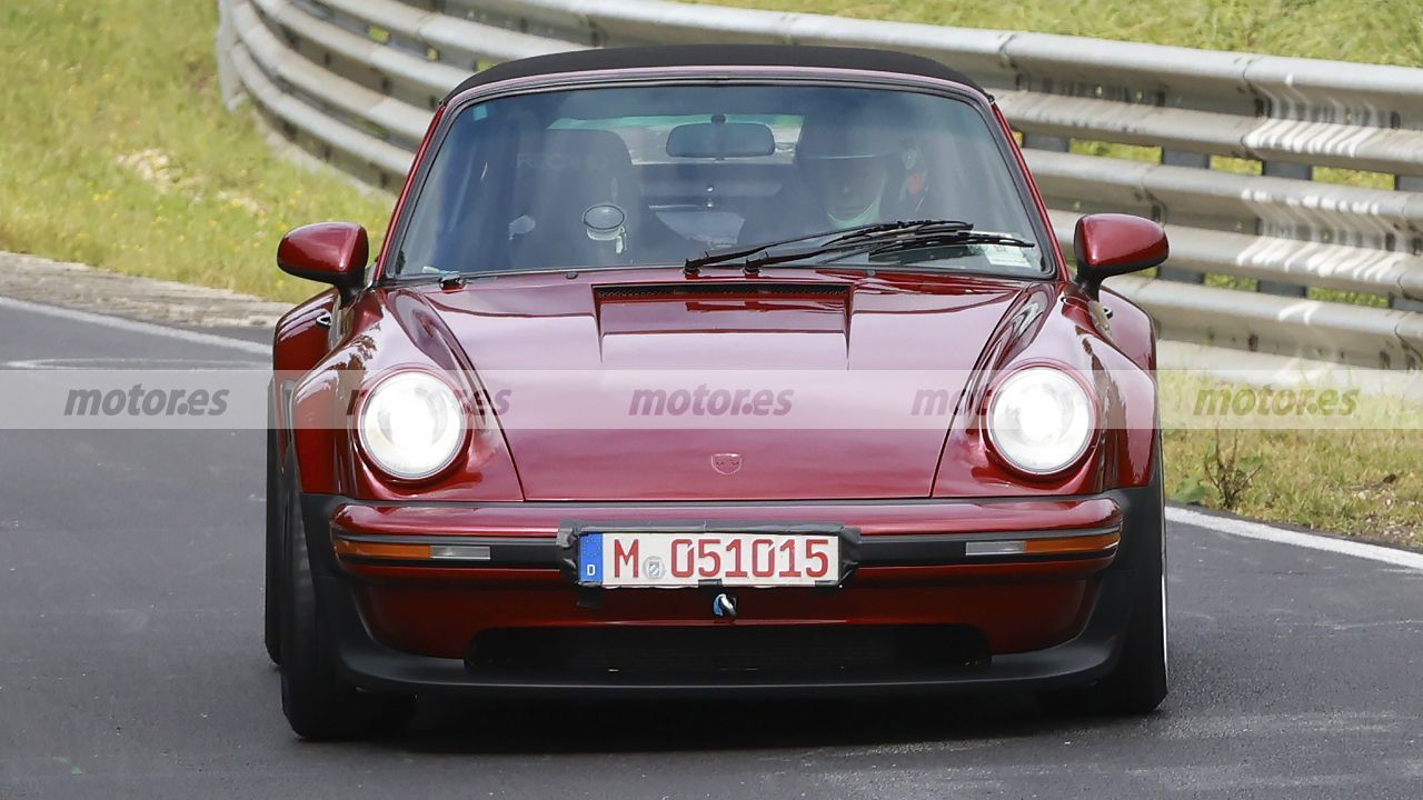 El Singer 930 Convertible brilla en estas fotos espía en Nürburgring con el estilo retro del 911 Cabrio de los 70