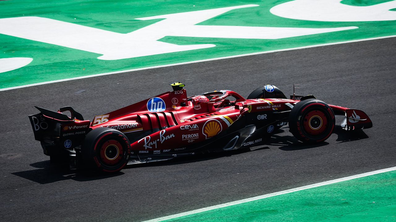 Carlos Sainz prolonga su estado de gracia y estrena su casillero de poles en 2024