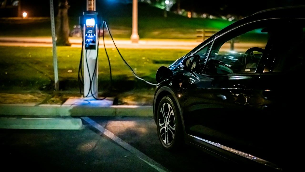 Sabemos que el coche eléctrico ‘limpia’ las ciudades, pero este estudio profundiza aún más en sus beneficios