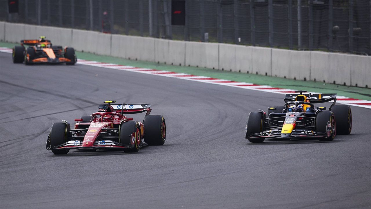 Carlos Sainz lo vuelve a hacer y gana sin oposición; Verstappen se mete en 'problemas'