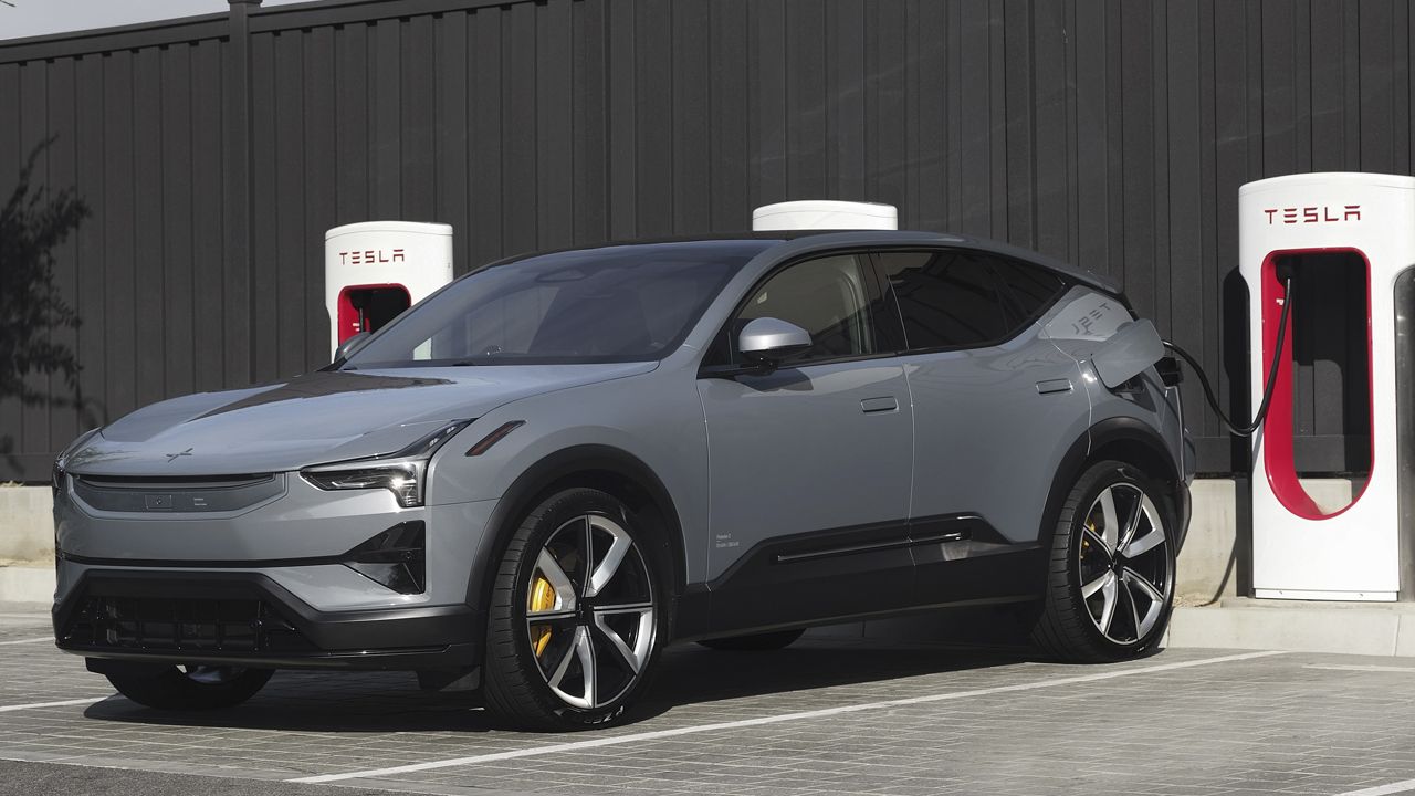 Polestar accede a los cargadores Tesla en USA pero una medida contra China amenaza con arruinar a la marca de coches sueca