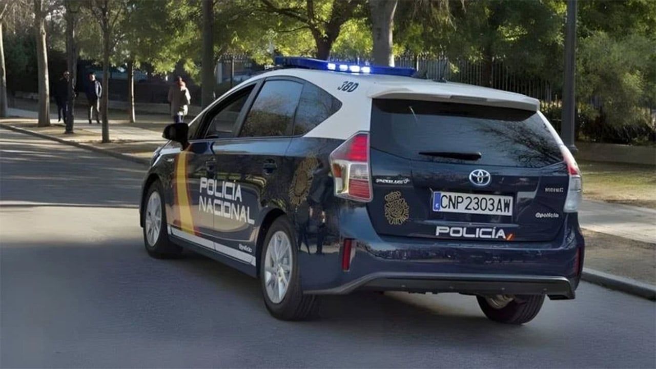 ¿Se puede adelantar a un coche de la Policía? Siempre se generan dudas o miedos, pero así debes hacerlo