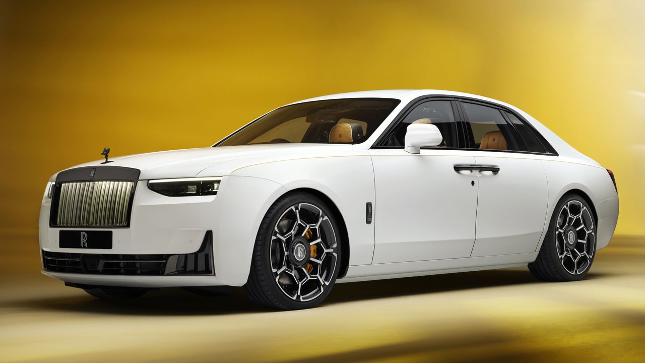 El nuevo Rolls-Royce Ghost también tiene un lado oscuro, donde el deseo de los más exigentes cobra vida