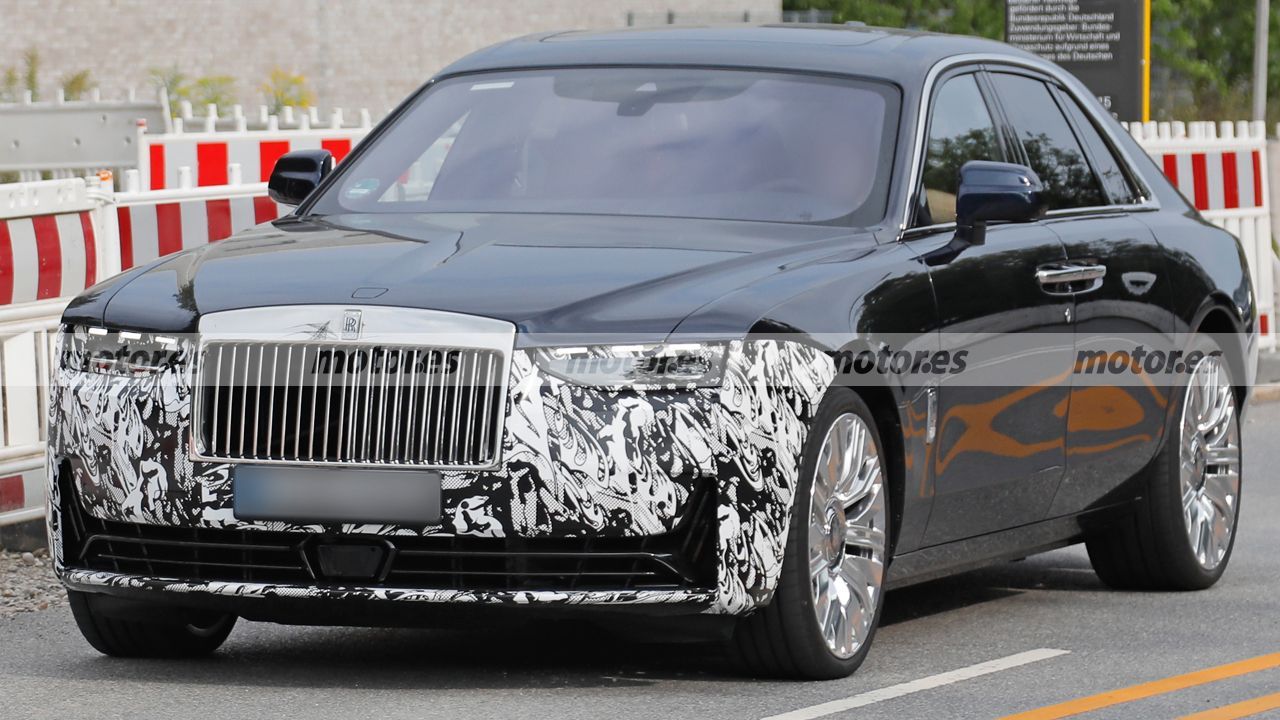 El Rolls-Royce Ghost reaparece en pruebas en Múnich, la lujosa berlina recibirá una nueva imagen en 2025