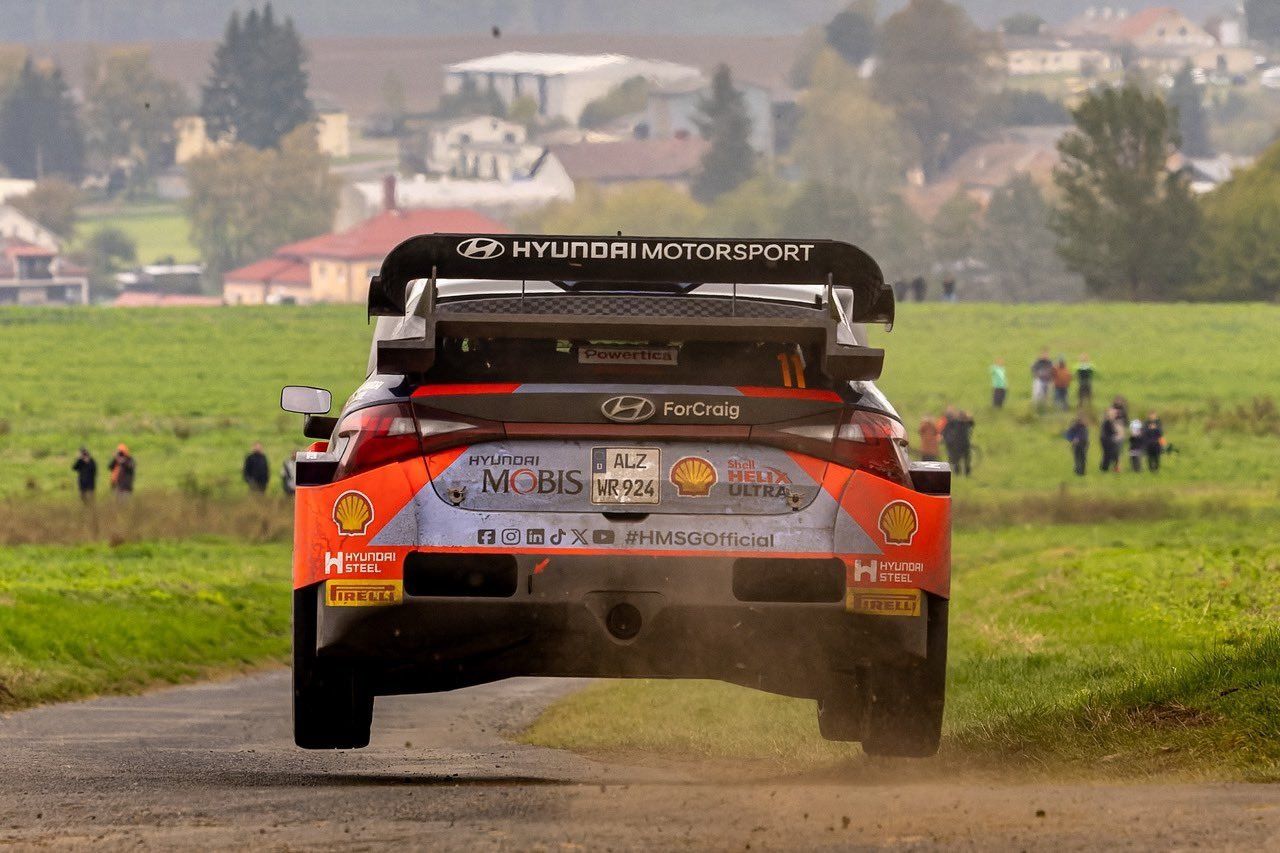 Thierry Neuville, Sébastien Ogier y Ott Tänak nos regalan un bonito duelo en el Rally de Europa Central