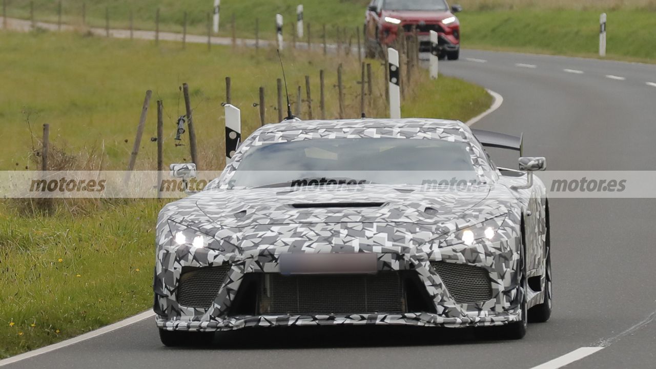 Cazamos en fotos espía al Toyota GR GT3 de calle, una brutalidad japonesa que hará historia