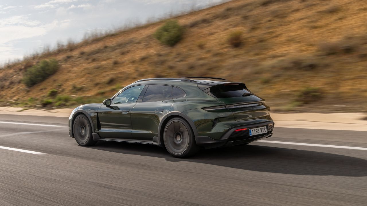 Viajamos de Valencia a Madrid a bordo de un Porsche Taycan para comprobar el estado de salud de la red de carga