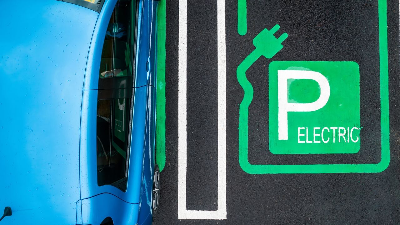 Este dispositivo de Amazon convierte cualquier coche de combustión en uno eléctrico, aunque no es muy ético