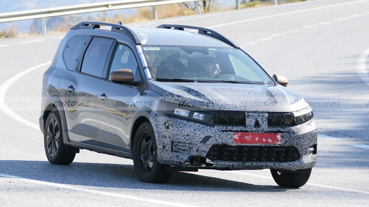 El Dacia Jogger será actualizado, primeras fotos espía de la renovación del coche barato de 7 plazas