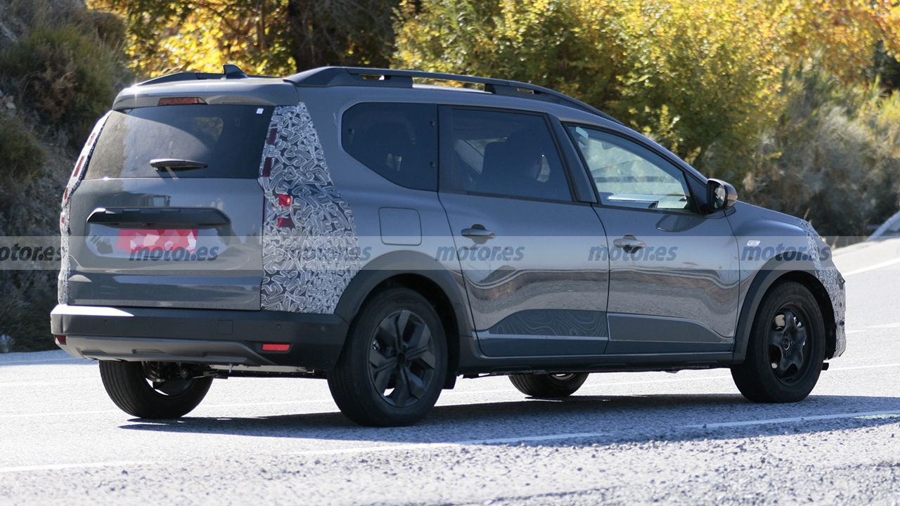 El Dacia Jogger será actualizado, primeras fotos espía de la renovación del coche barato de 7 plazas 10