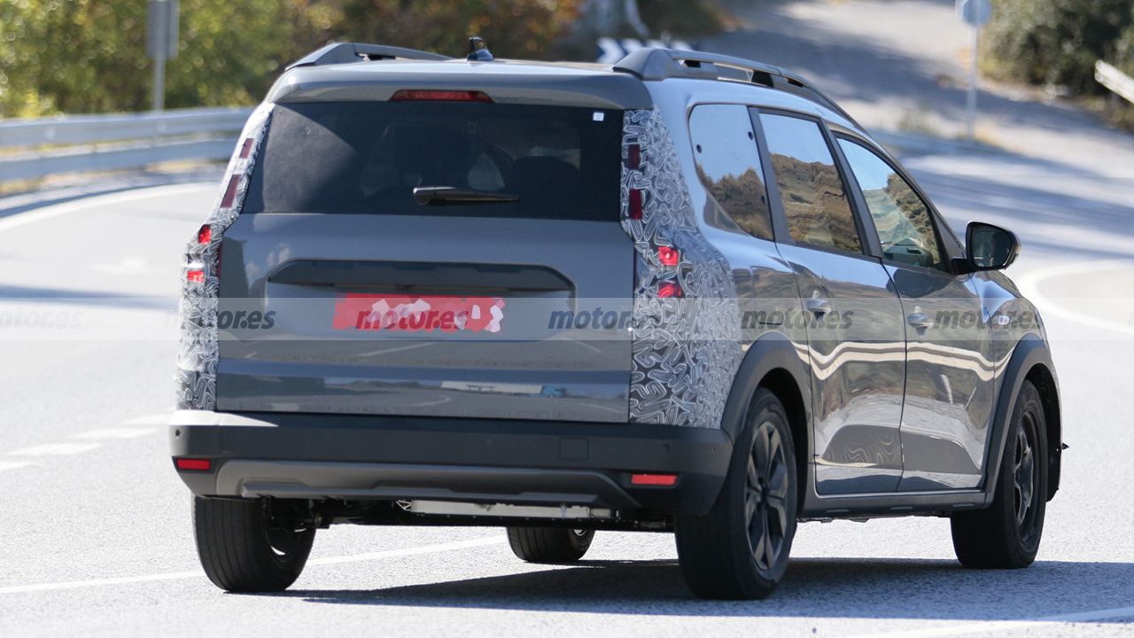 El Dacia Jogger será actualizado, primeras fotos espía de la renovación del coche barato de 7 plazas 13