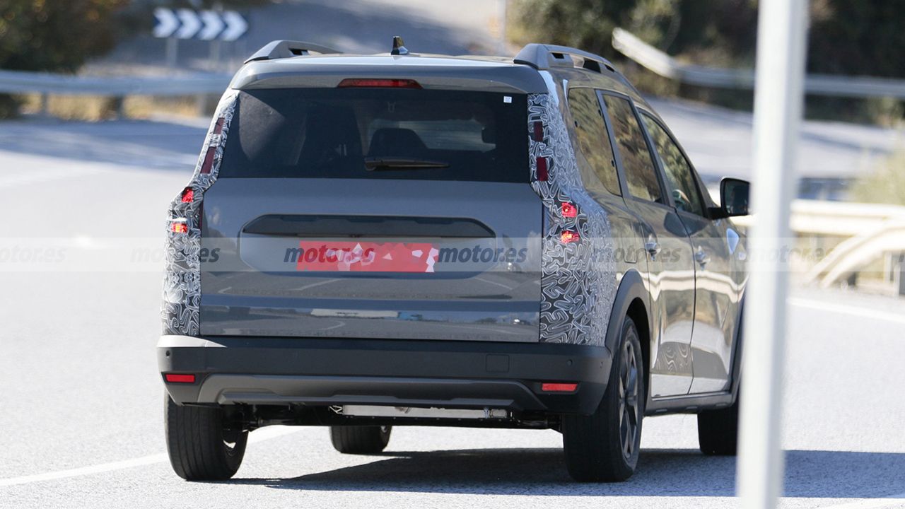 El Dacia Jogger será actualizado, primeras fotos espía de la renovación del coche barato de 7 plazas 15