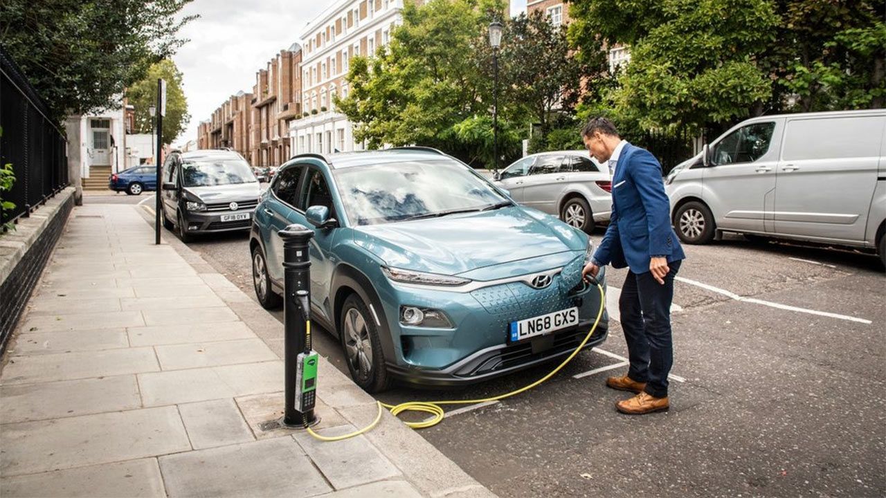 Así son las farolas que iluminan la ciudad y además cargan coches eléctricos, ¿por qué no las vemos en España?