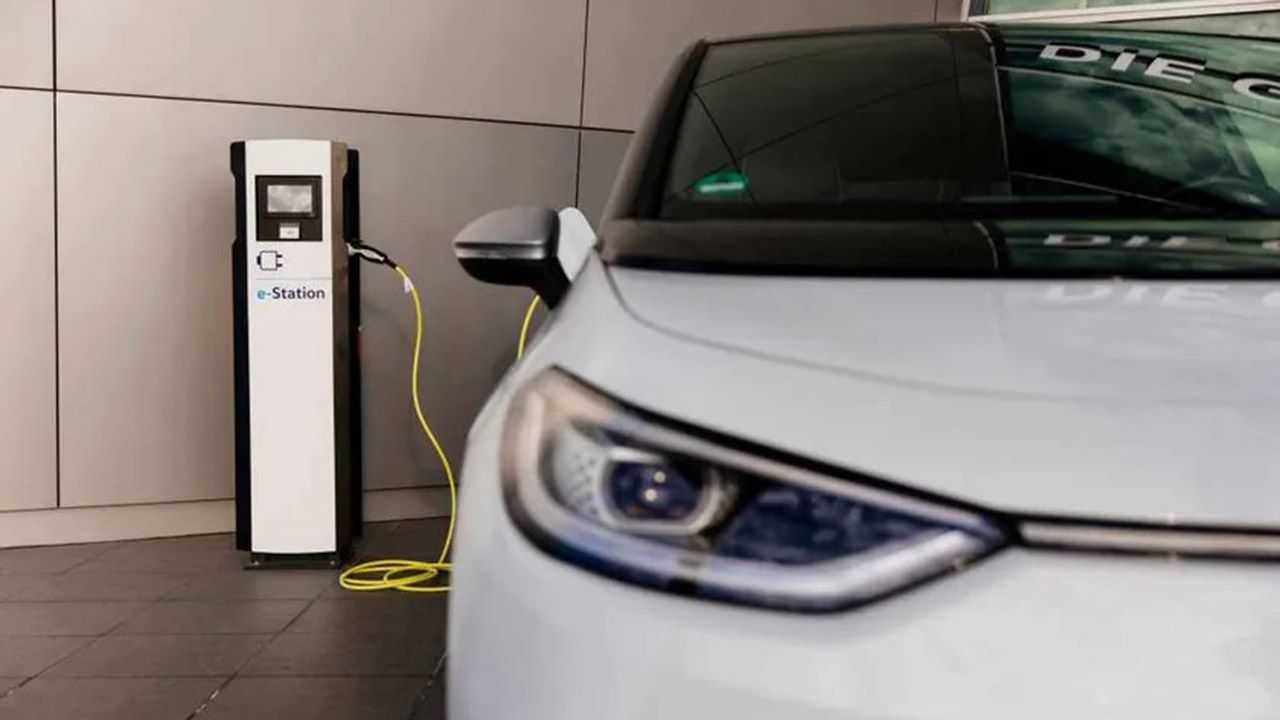 El desagradable e inesperado 'regalo' adelantado de Navidad del gobierno francés con los coches eléctricos