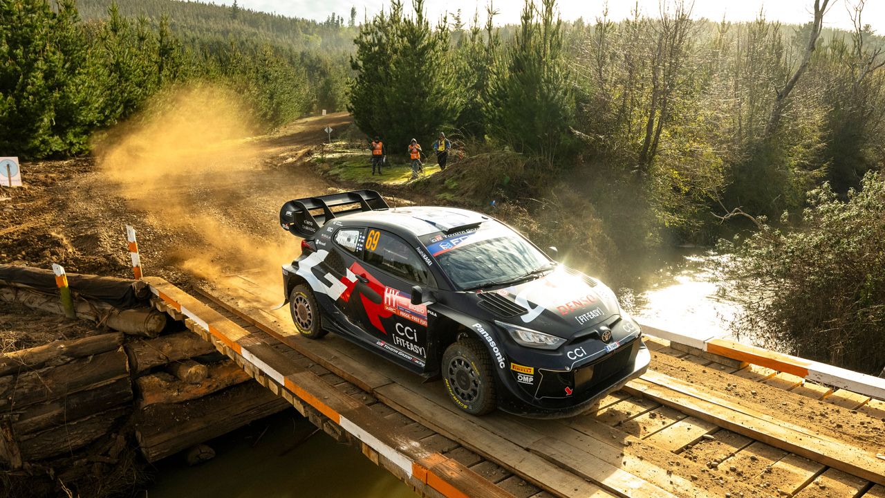 Kalle Rovanperä prueba el Red Bull RB8 mientras se prepara para la reconquista del WRC