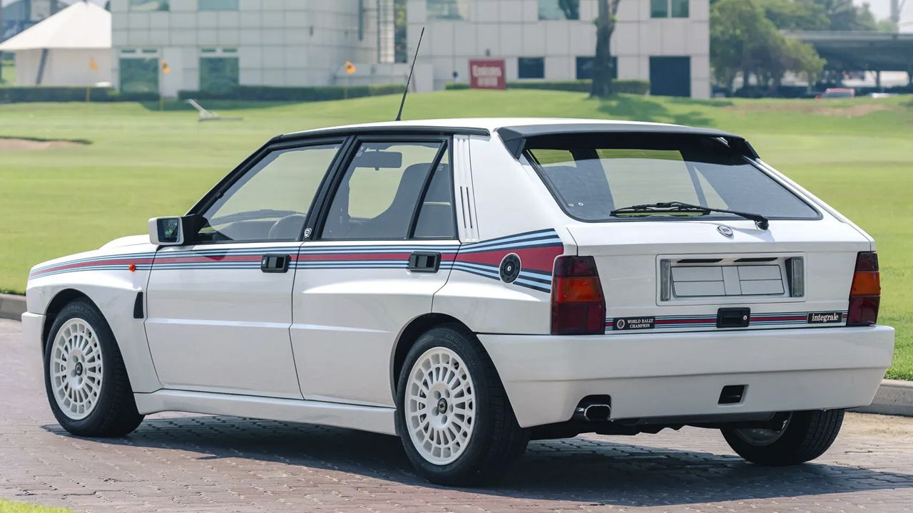 Una joya de los rallyes de los 90 sale a subasta, un raro Lancia Delta HF 'Martini 5' prácticamente como nuevo