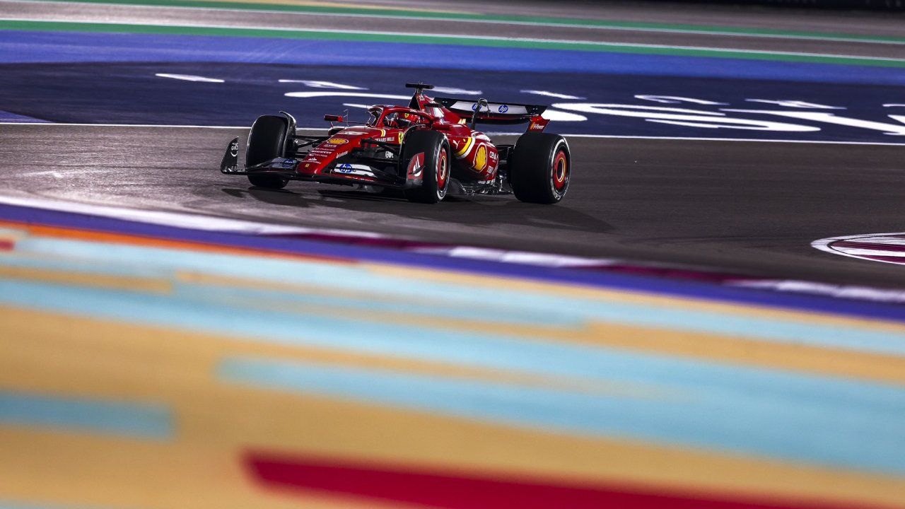 Charles Leclerc arranca fuerte en Losail y mete presión a los McLaren