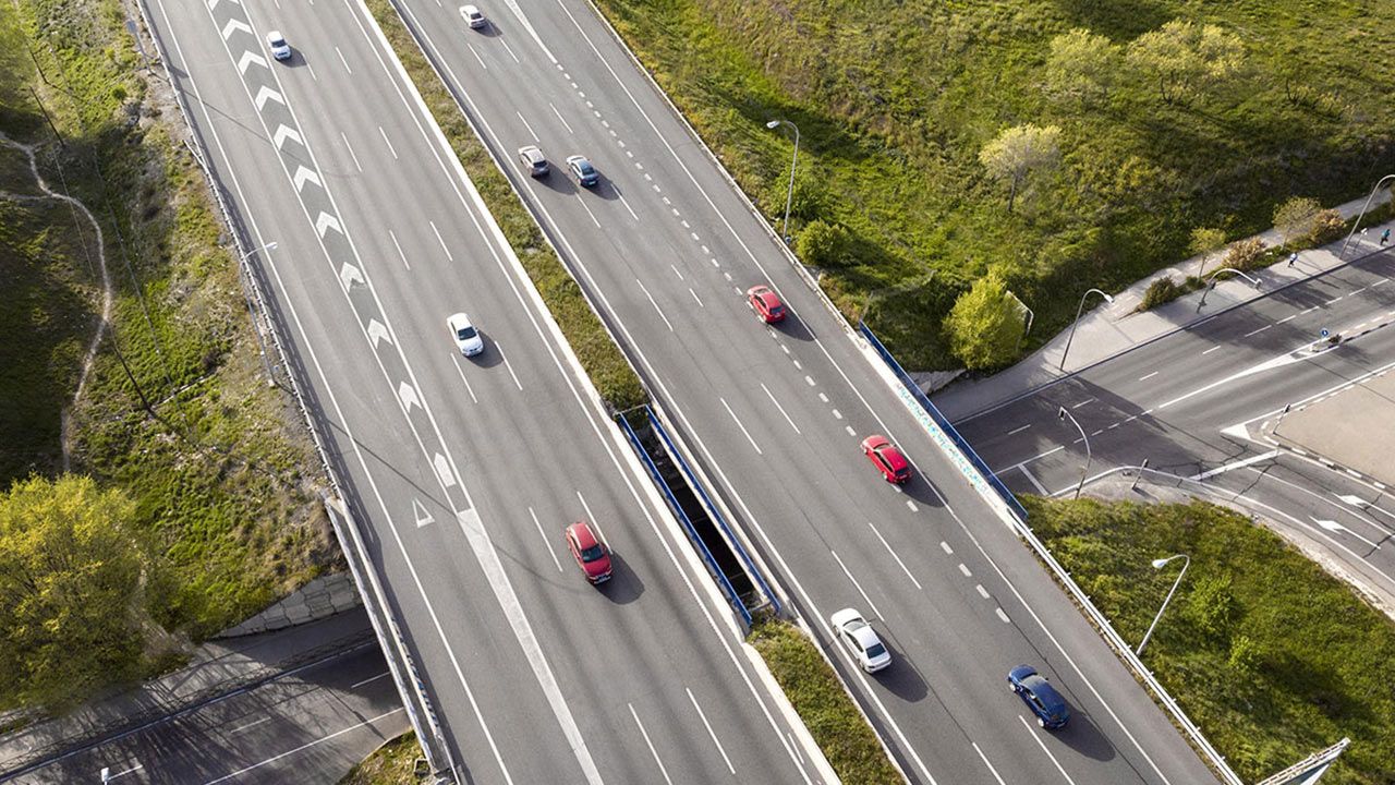 Todos creemos hacerlo bien, pero la DGT nos recuerda cada año cómo conducir correctamente por autovías y autopistas