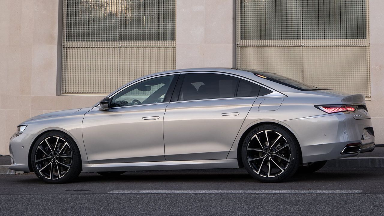 Lo comparan con el Mercedes Clase E, tiene etiqueta CERO y más de 2.500 € de descuento, así es la lujosa berlina premium en oferta