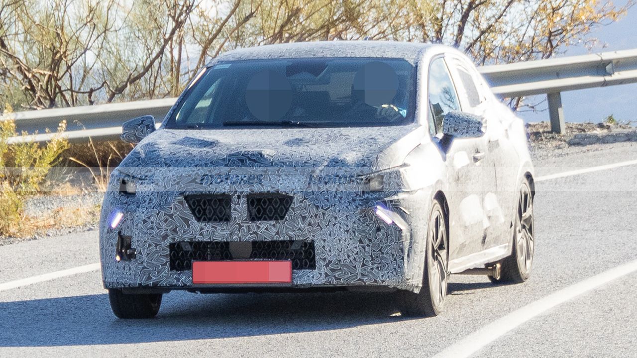 En la gama del Renault Clio 2026 la tecnología HEV será clave y en estas fotos espía se descubre cómo es llevada al límite 10