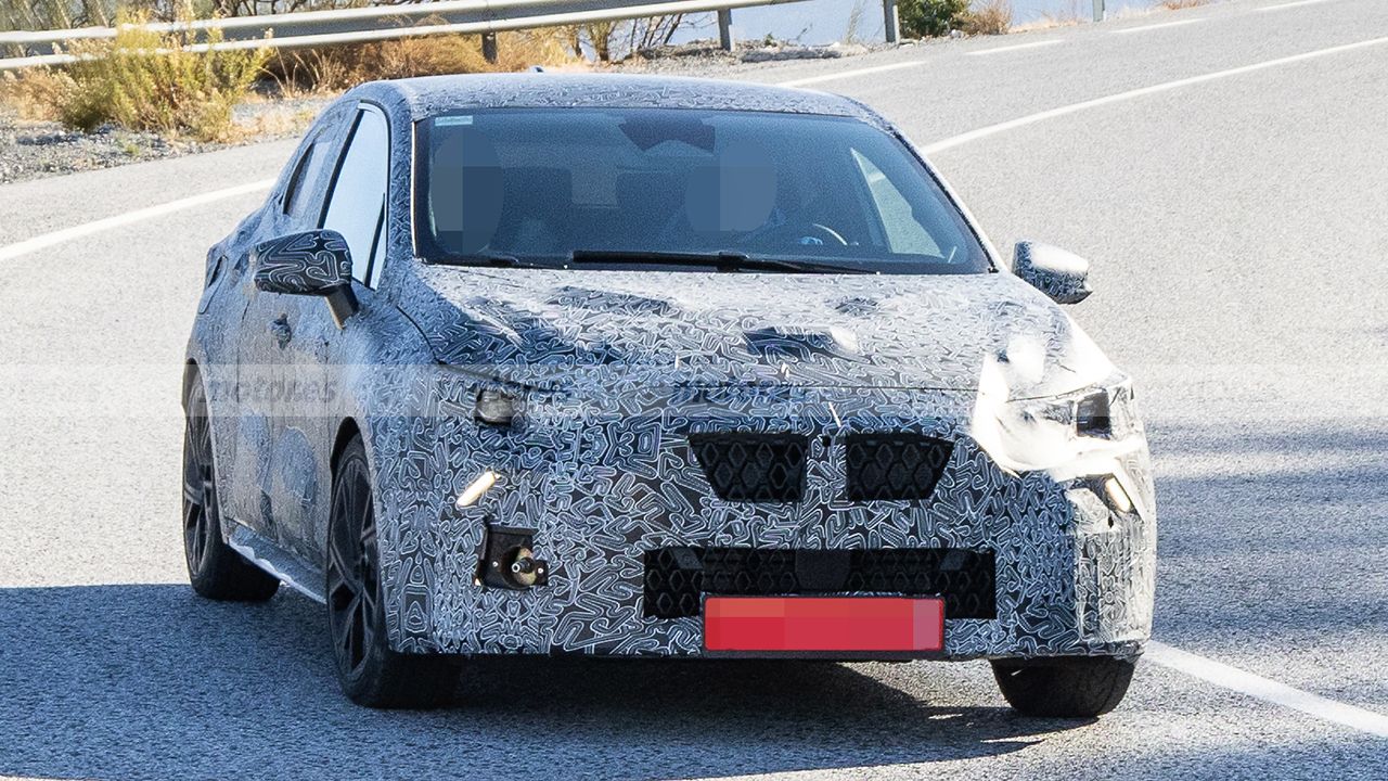 En la gama del Renault Clio 2026 la tecnología HEV será clave y en estas fotos espía se descubre cómo es llevada al límite 14