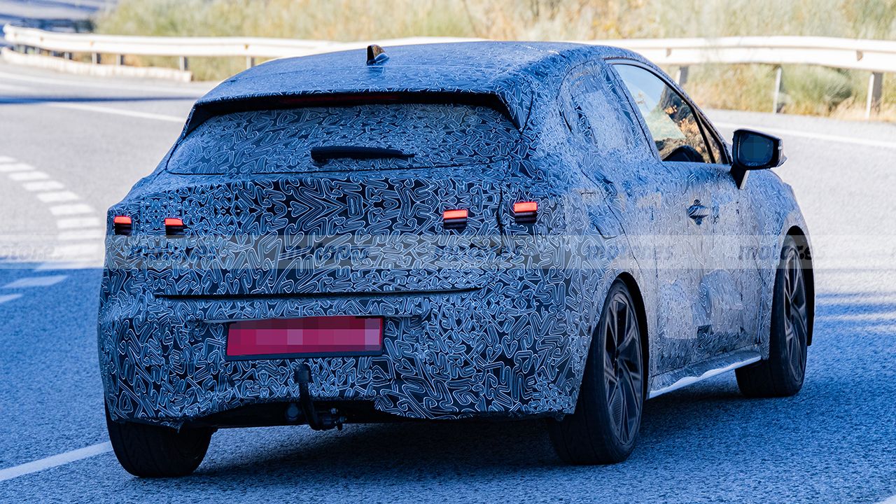 En la gama del Renault Clio 2026 la tecnología HEV será clave y en estas fotos espía se descubre cómo es llevada al límite 21