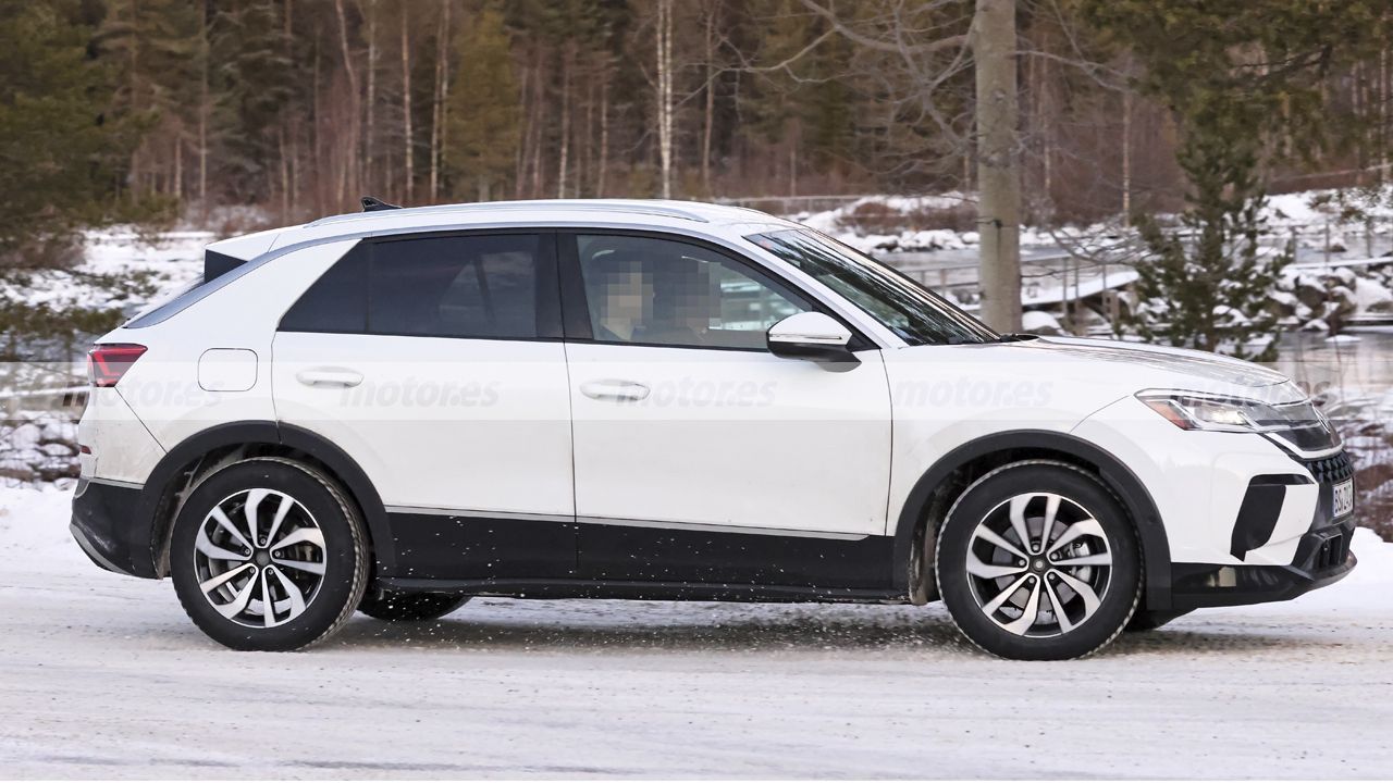 El Volkswagen T-Roc 2026 vuelve a la escena de las pruebas de invierno (las últimas) con un guiño al Taos 3