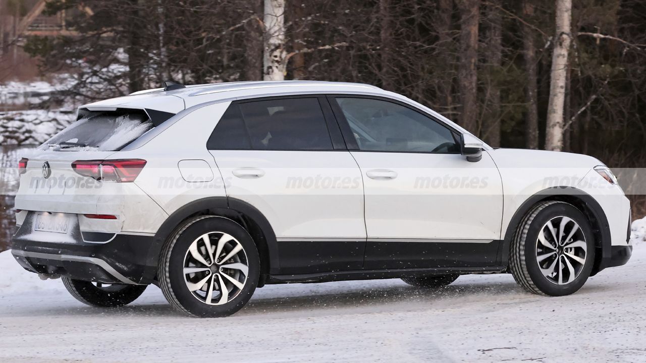 El Volkswagen T-Roc 2026 vuelve a la escena de las pruebas de invierno (las últimas) con un guiño al Taos 5