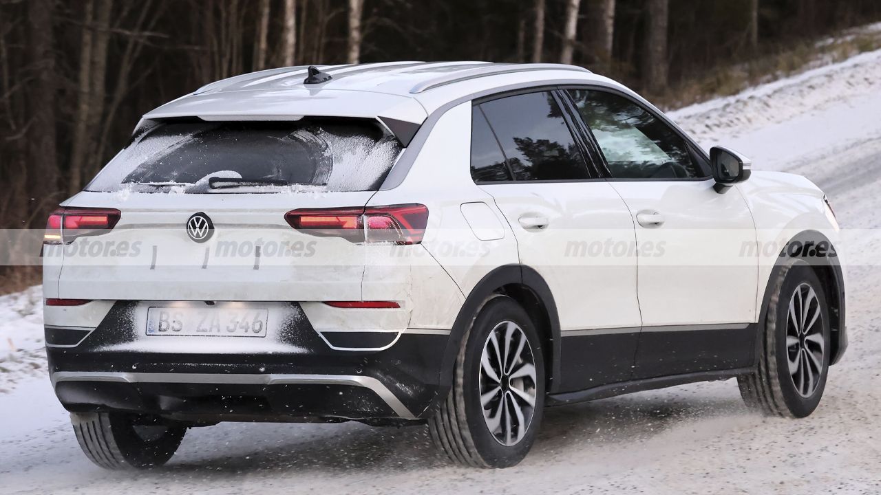El Volkswagen T-Roc 2026 vuelve a la escena de las pruebas de invierno (las últimas) con un guiño al Taos 7