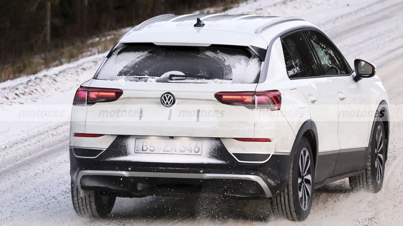 El Volkswagen T-Roc 2026 vuelve a la escena de las pruebas de invierno (las últimas) con un guiño al Taos 8