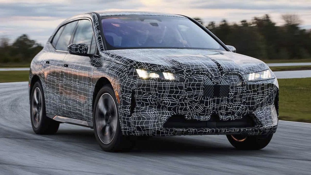 El BMW iX 2025 subirá la apuesta con más autonomía y confort, un líder sin tener que preocuparse del Audi Q8 e-tron