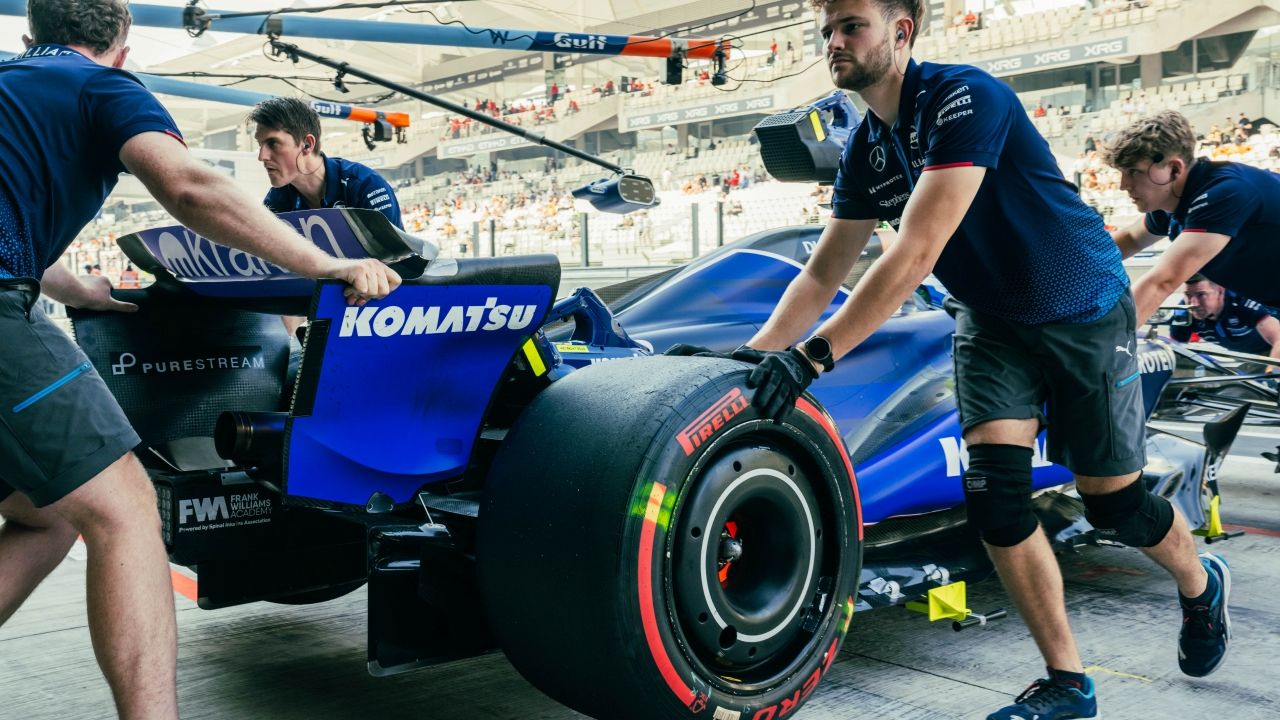 Carlos Sainz debuta con Williams en Abu Dhabi, estas son las primeras imágenes