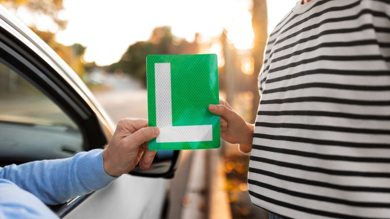 Las faltas (leves, deficientes y eliminatorias) que puedes cometer en el examen práctico del carnet de conducir